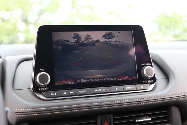 Nissan Rogue Vehicle Full-screen Gallery Image 12
