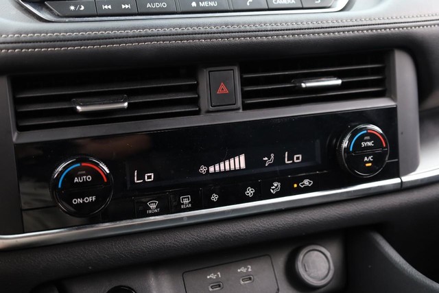 Nissan Rogue Vehicle Full-screen Gallery Image 13