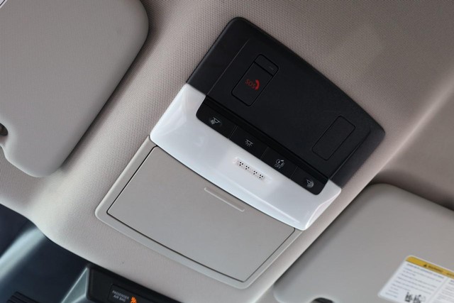Nissan Rogue Vehicle Full-screen Gallery Image 16