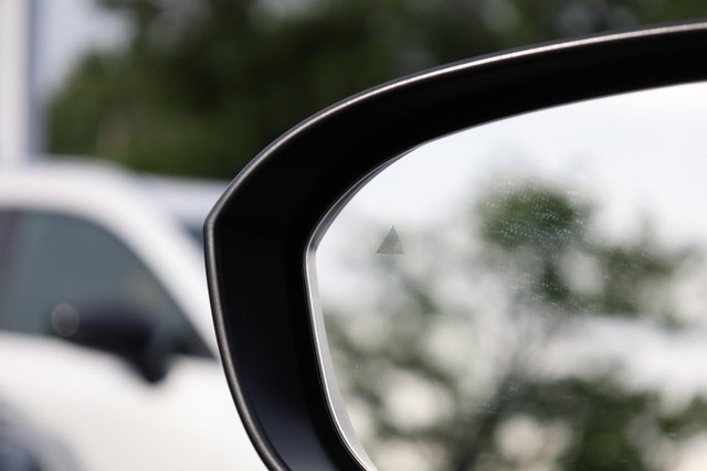 Nissan Rogue Vehicle Full-screen Gallery Image 19