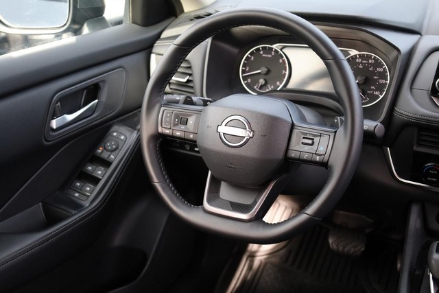 Nissan Rogue Vehicle Full-screen Gallery Image 23