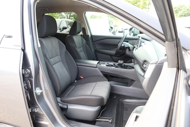 Nissan Rogue Vehicle Full-screen Gallery Image 24