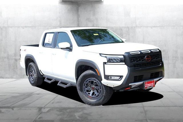 Nissan Frontier Vehicle Full-screen Gallery Image 2