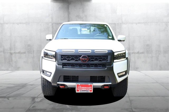 Nissan Frontier Vehicle Full-screen Gallery Image 3