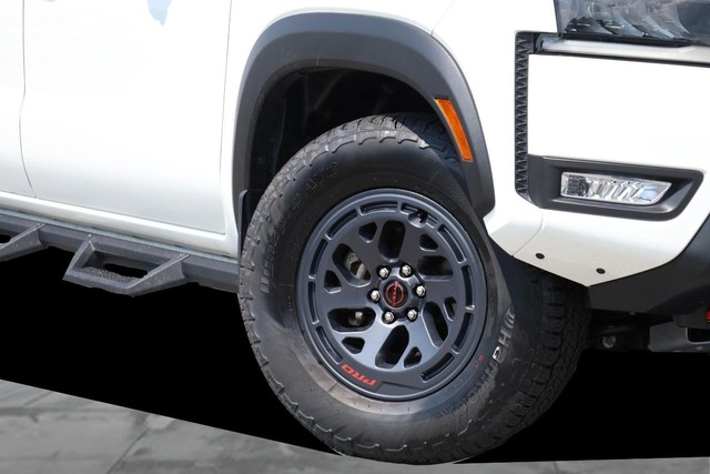 Nissan Frontier Vehicle Full-screen Gallery Image 4