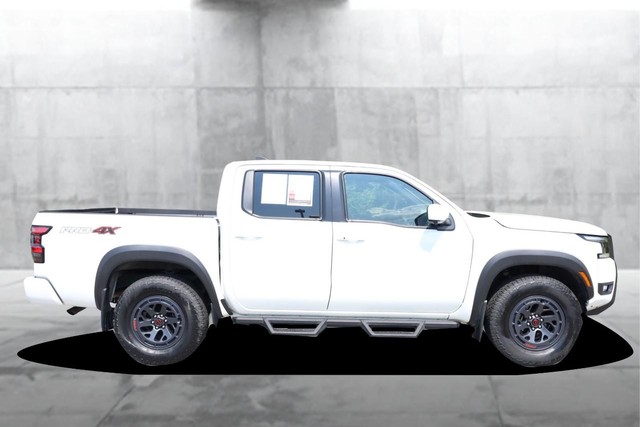 Nissan Frontier Vehicle Full-screen Gallery Image 5