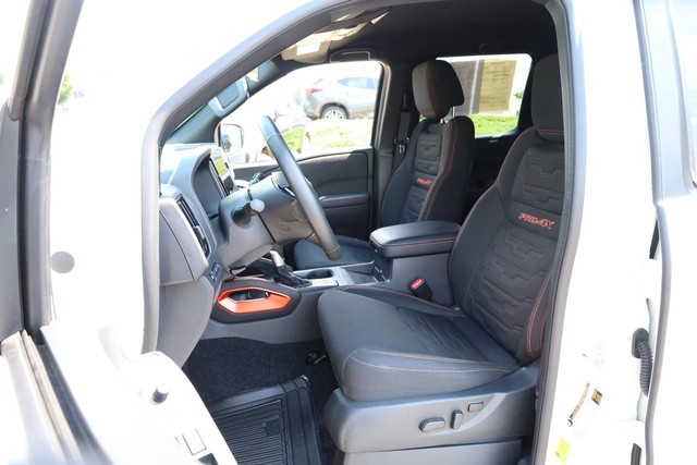 Nissan Frontier Vehicle Full-screen Gallery Image 8