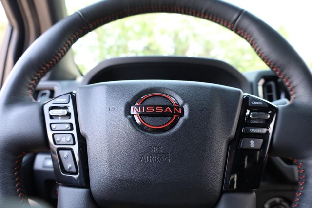 Nissan Frontier Vehicle Full-screen Gallery Image 9