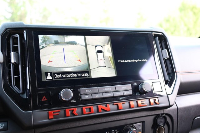 Nissan Frontier Vehicle Full-screen Gallery Image 12
