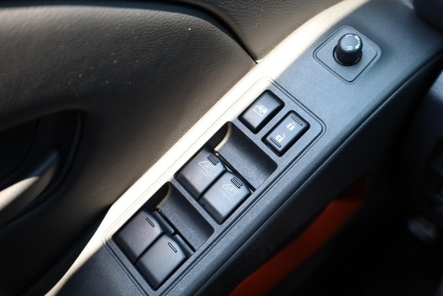 Nissan Frontier Vehicle Full-screen Gallery Image 17