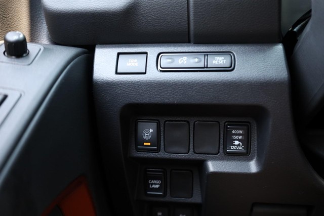Nissan Frontier Vehicle Full-screen Gallery Image 18