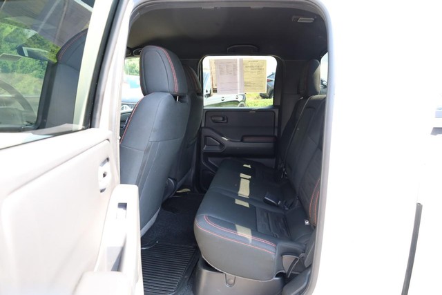 Nissan Frontier Vehicle Full-screen Gallery Image 20