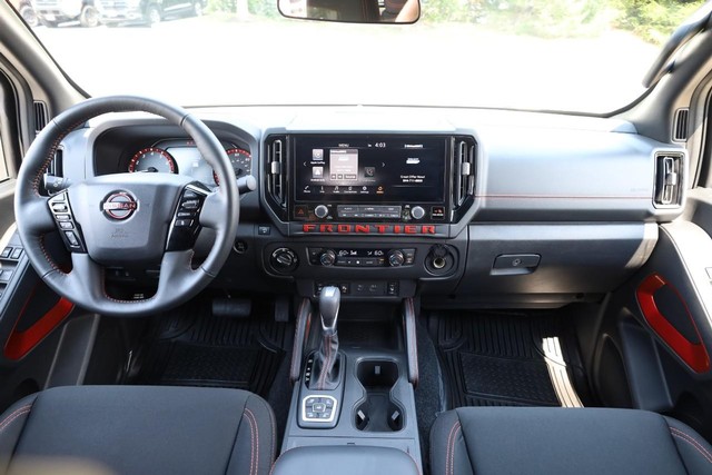Nissan Frontier Vehicle Full-screen Gallery Image 22