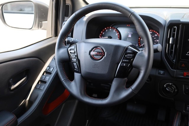 Nissan Frontier Vehicle Full-screen Gallery Image 23