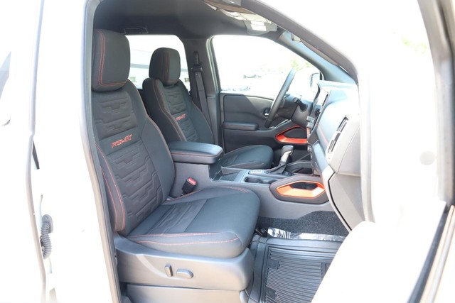 Nissan Frontier Vehicle Full-screen Gallery Image 24