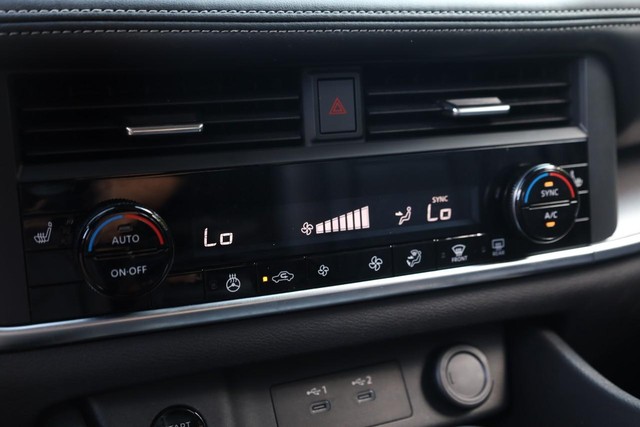 Nissan Rogue Vehicle Image 14