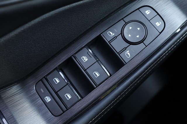 Nissan Rogue Vehicle Image 18
