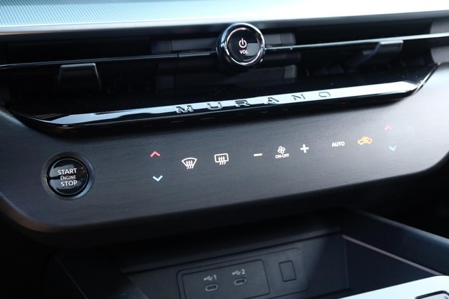 Nissan Murano Vehicle Image 17