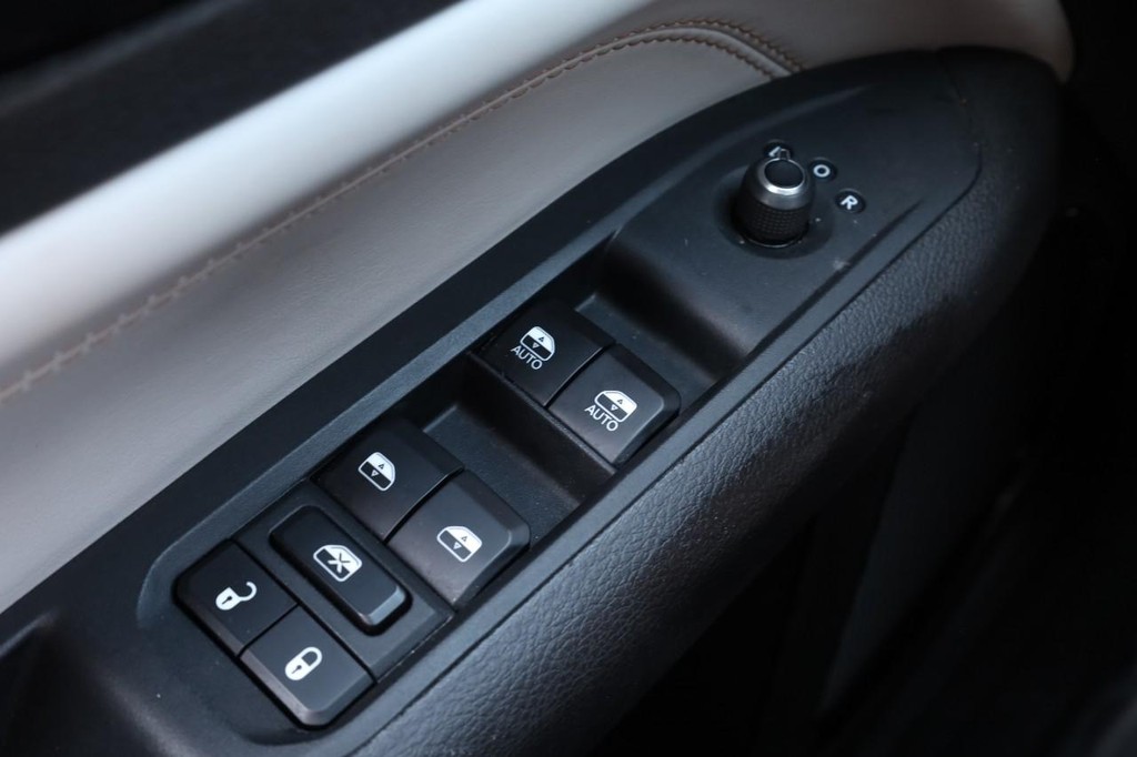 Jeep Compass Vehicle Image 16