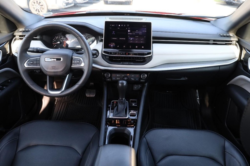 Jeep Compass Vehicle Image 21