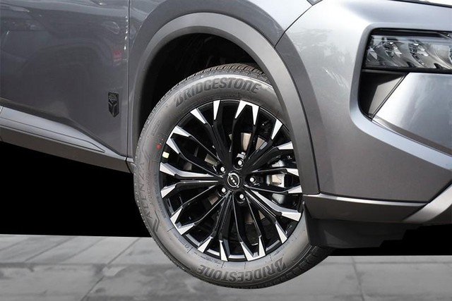 Nissan Rogue Vehicle Full-screen Gallery Image 3