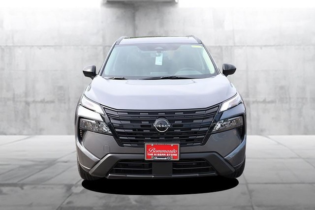 Nissan Rogue Vehicle Full-screen Gallery Image 4