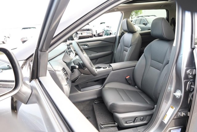Nissan Rogue Vehicle Full-screen Gallery Image 9