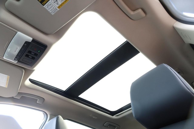 Nissan Rogue Vehicle Full-screen Gallery Image 10