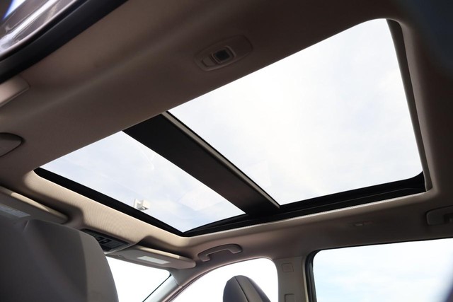 Nissan Rogue Vehicle Full-screen Gallery Image 11
