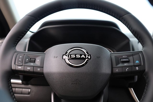 Nissan Rogue Vehicle Full-screen Gallery Image 12