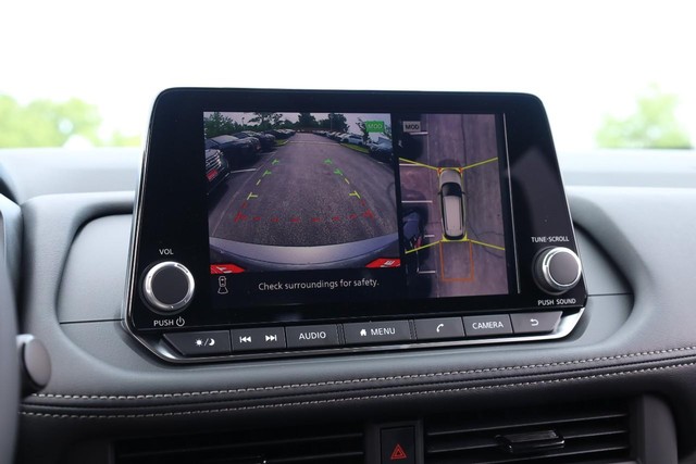 Nissan Rogue Vehicle Full-screen Gallery Image 15