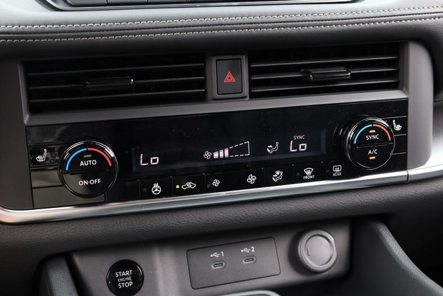 Nissan Rogue Vehicle Full-screen Gallery Image 16