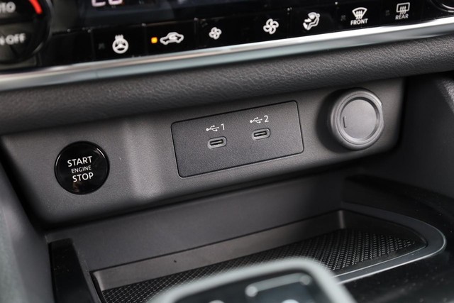 Nissan Rogue Vehicle Full-screen Gallery Image 17