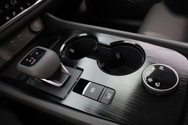Nissan Rogue Vehicle Full-screen Gallery Image 18