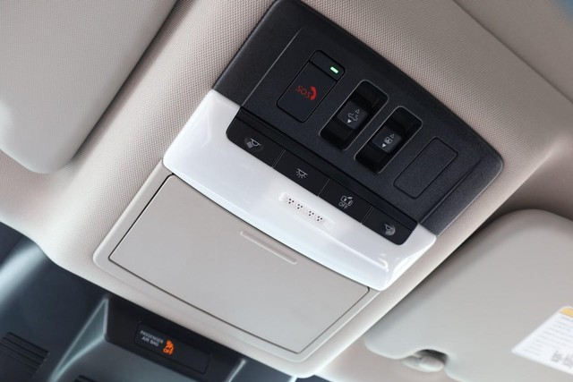 Nissan Rogue Vehicle Full-screen Gallery Image 19