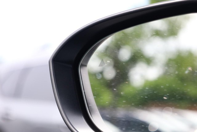 Nissan Rogue Vehicle Full-screen Gallery Image 22