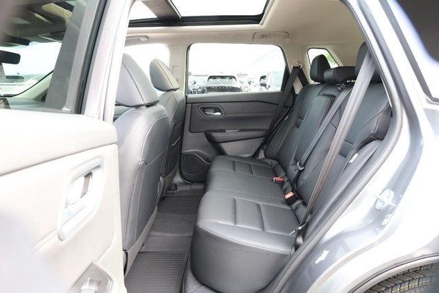 Nissan Rogue Vehicle Full-screen Gallery Image 23