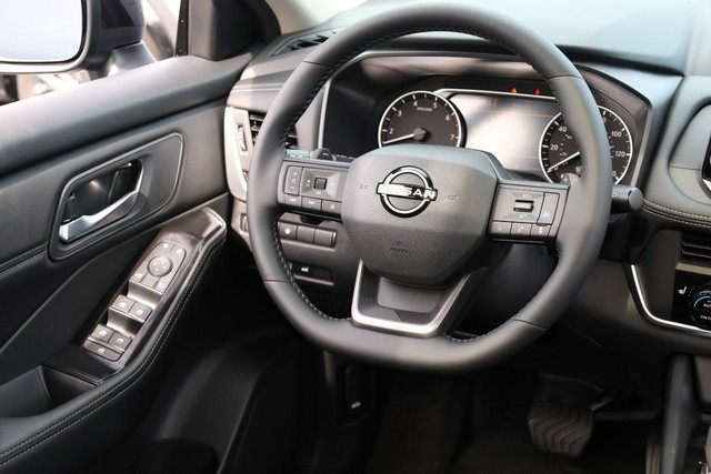 Nissan Rogue Vehicle Full-screen Gallery Image 26