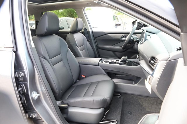Nissan Rogue Vehicle Full-screen Gallery Image 27