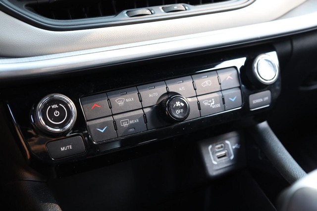 Jeep Compass Vehicle Full-screen Gallery Image 13