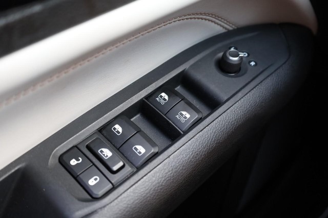 Jeep Compass Vehicle Full-screen Gallery Image 17