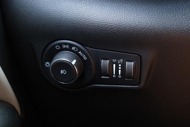 Jeep Compass Vehicle Full-screen Gallery Image 18