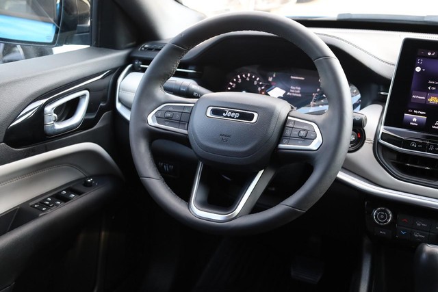 Jeep Compass Vehicle Full-screen Gallery Image 23