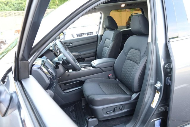 Nissan Pathfinder Vehicle Image 10