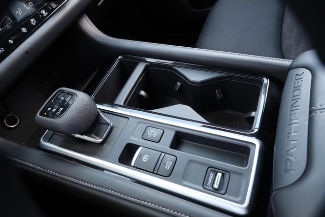 Nissan Pathfinder Vehicle Image 19