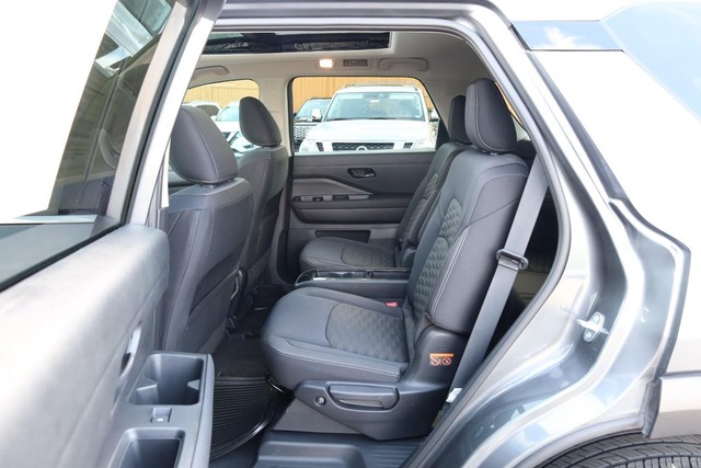 Nissan Pathfinder Vehicle Image 24