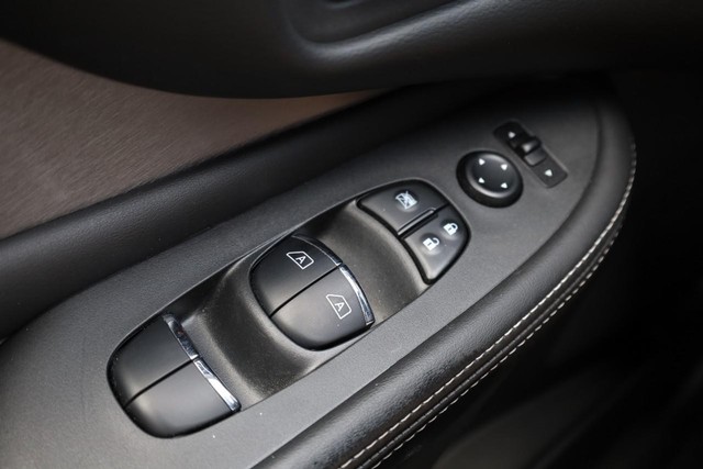 Nissan Murano Vehicle Full-screen Gallery Image 20