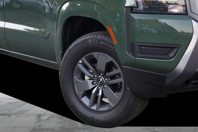 Nissan Frontier Vehicle Full-screen Gallery Image 3