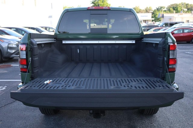 Nissan Frontier Vehicle Full-screen Gallery Image 7