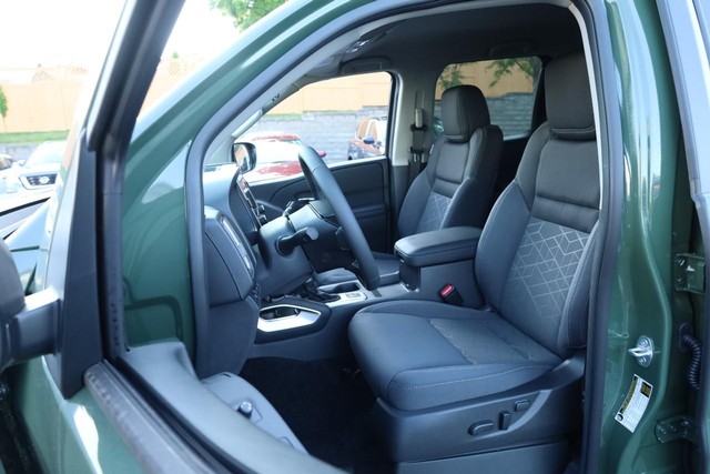 Nissan Frontier Vehicle Full-screen Gallery Image 8